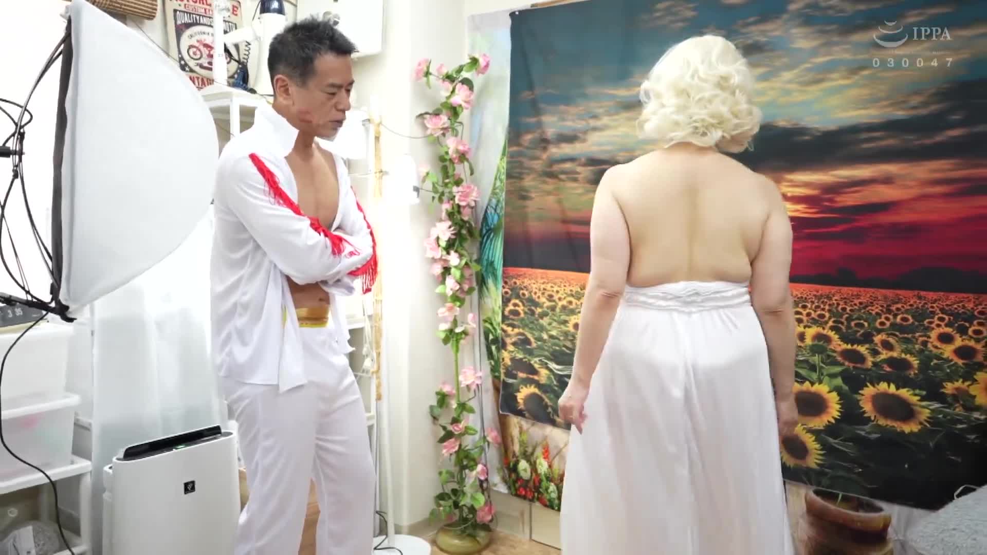 【羞恥】ババコス！【BBA】いい歳をしたムッチリJカップ主婦にマ○リンモ○ロー風の白いドレスにブロンドのウィッグをつけてコスプレさせて恥かしめてみた【中田氏】寺島志保奥様 47歳 - AV大平台 - 中文字幕，成人影片，AV，國產，線上看