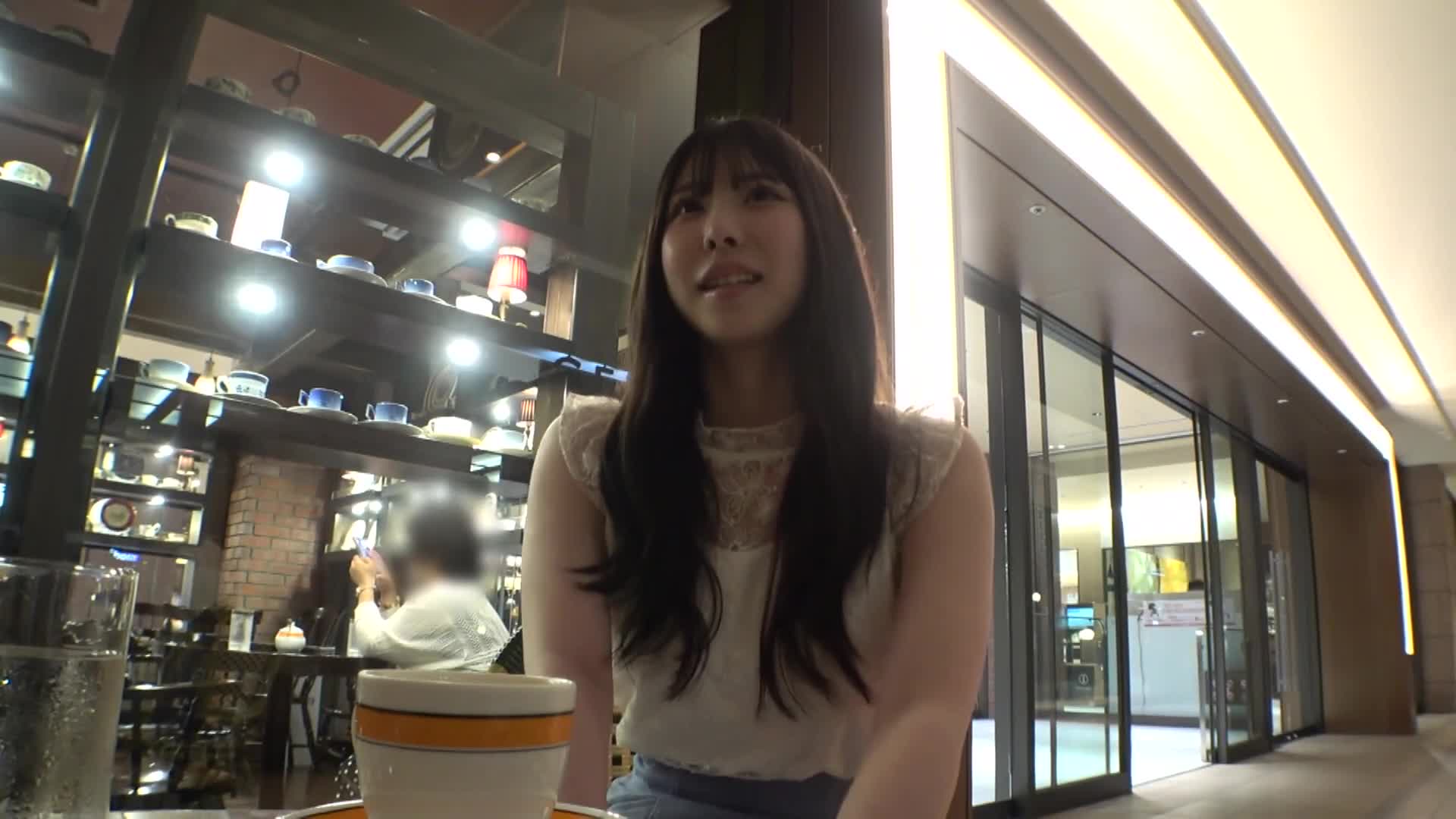 合法NTR美女！！雷娜女士接受男友的命令參演AV。平時在百貨公司工作的清純姐姐宣稱全身敏感！從濃厚接吻開始，性交開始！！光滑無毛的乾淨私處被豪爽地展開，舔飲滑潤的愛液！！透過激烈的手淫和舔陰，雷娜女士完全不理會男友，讓潮水噴射滿屋子！看來她還是潮吹處女！為參演AV而開心的女主角展開激烈性愛！！【初次拍攝】... - AV大平台 - 中文字幕，成人影片，AV，國產，線上看