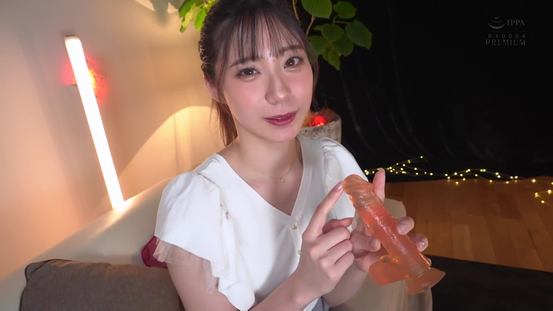 新人畢業生成為當地廣播局的主持人後，進行AV出道。三好佑香 - AV大平台 - 中文字幕，成人影片，AV，國產，線上看