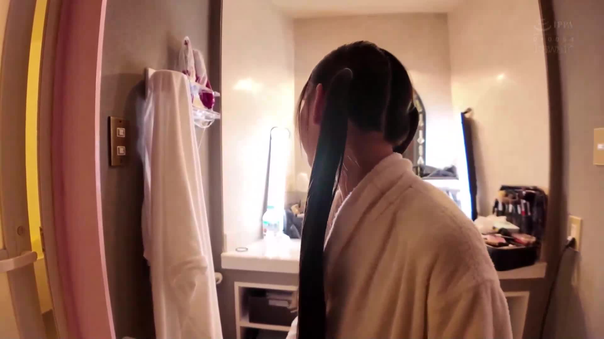 以道德生活的“正義美少女”，卻參演了AV。對性的好奇心增強的在讀法學院的現役學生，秘密地出演成人作品。果波杏紗 - AV大平台 - 中文字幕，成人影片，AV，國產，線上看